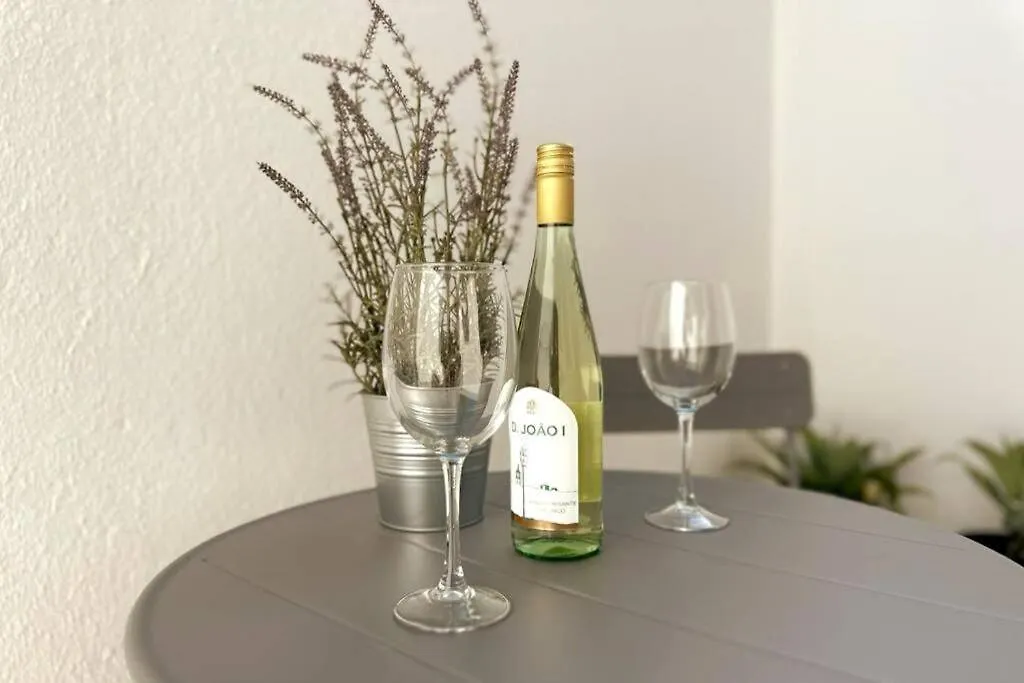 Modern Retreat With Patio Near The Airport - Oha I Apartman Lisboa 0*,