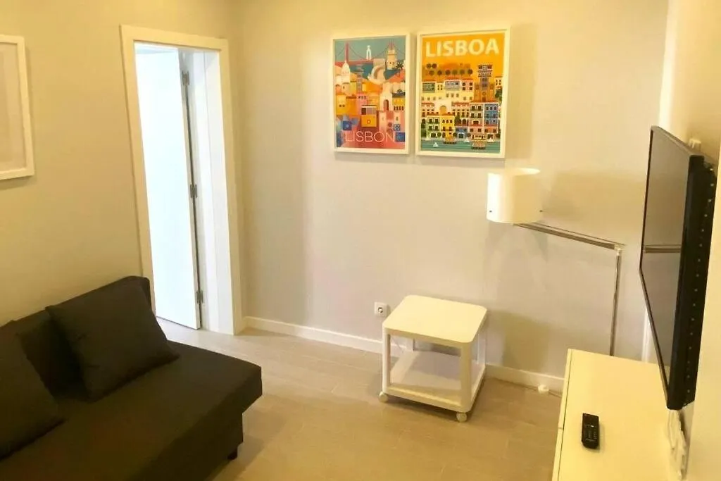 Modern Retreat With Patio Near The Airport - Oha I Appartement Lissabon