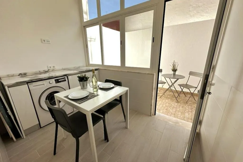 Modern Retreat With Patio Near The Airport - Oha I Appartement Lissabon